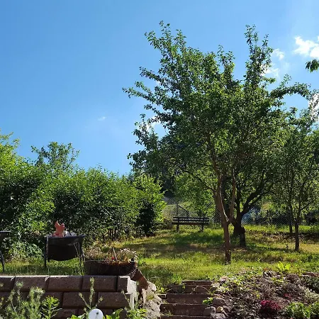 Charmantes Mit Naturgarten بيت للعطل *
